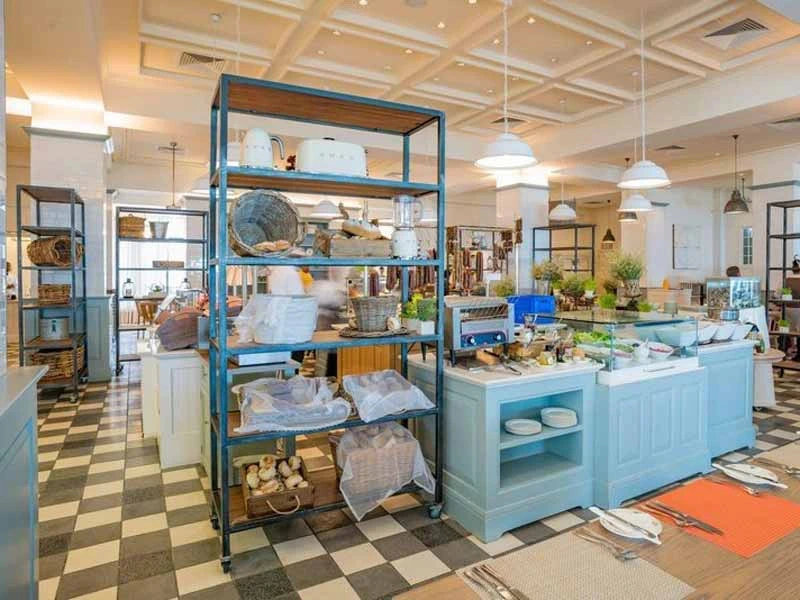 Namibia Familienreise Swakopmund Komfort Unterkunft Buffet Bereich