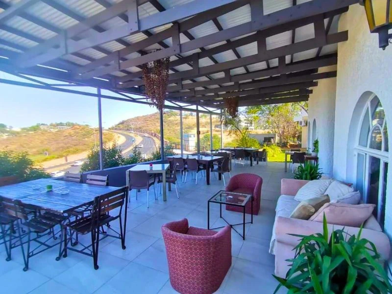 Namibia Windhoek Terrasse mit Aussicht auf Berglandschaften