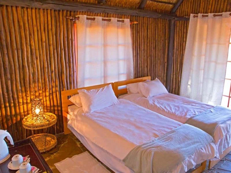 Namibia Kalahari Unterkunft Lodge im Busch wunderschönes Schlafzimmer