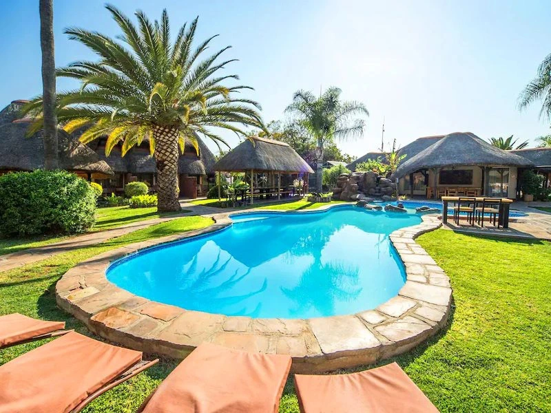 Namibia Waterberg Familienreise National Park Unterkunft Poolbereich mit Urlaubs Fler