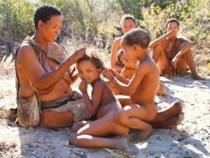 Namibia Familienreise Grootfontein Einheimische Mutter mit ihren Kindern