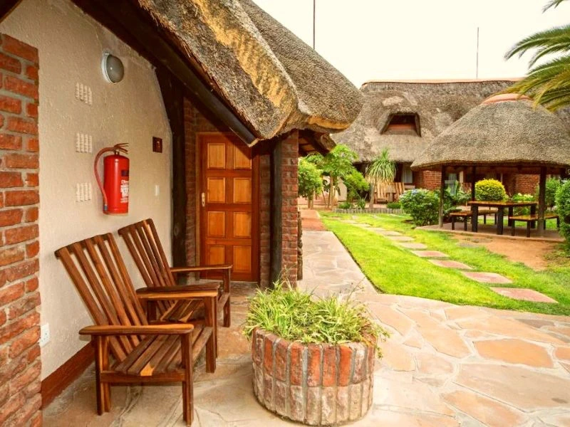 Namibia Waterberg Familienreise National Park Unterkunft eingangs Bereich des Hotelzimmers