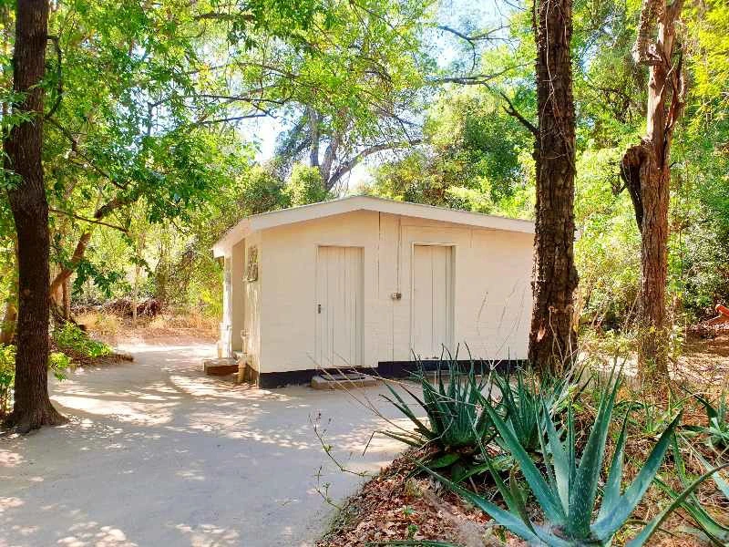 Namibia Okavango Fluss Familienreise außen Ansicht der sanitär anlagen