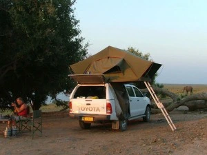 Botswana Moremi Chobe Safari Abenteuer Camping Unterkunft aufgebautes Dach Zelt
