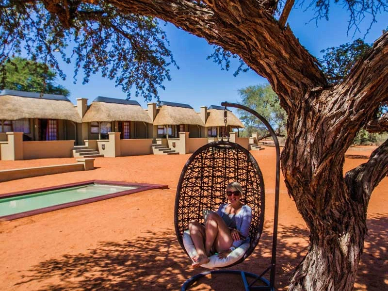 Namibia Kalahari Reisende in einer Schaukel vor den Lodges
