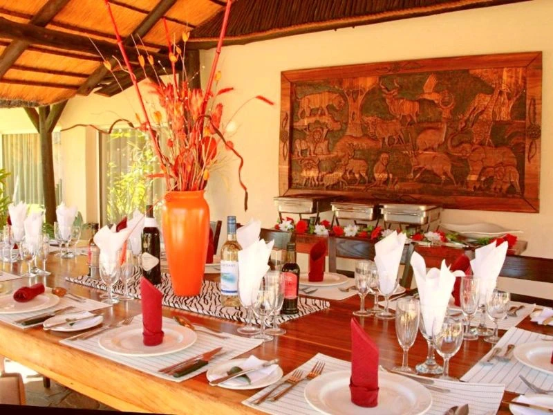 Namibia Waterberg Familienreise National Park Unterkunft Essens Bereich hübsch eingedeckt