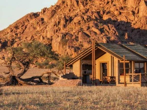 Namibia Unterkunft außen Ansicht der Lodge in einem schönen Sonnenlicht
