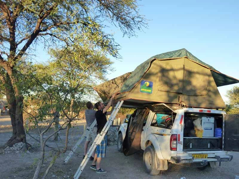 Botswana Moremi Chobe Safari Abenteuer Camping Unterkunft aufgebautes Dach Zelt