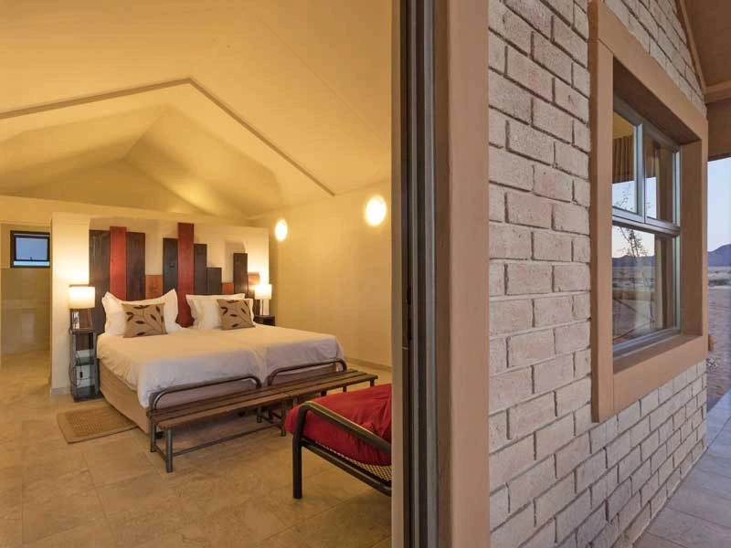Namibia Unterkunft großes Schlafzimmer in Lodge.