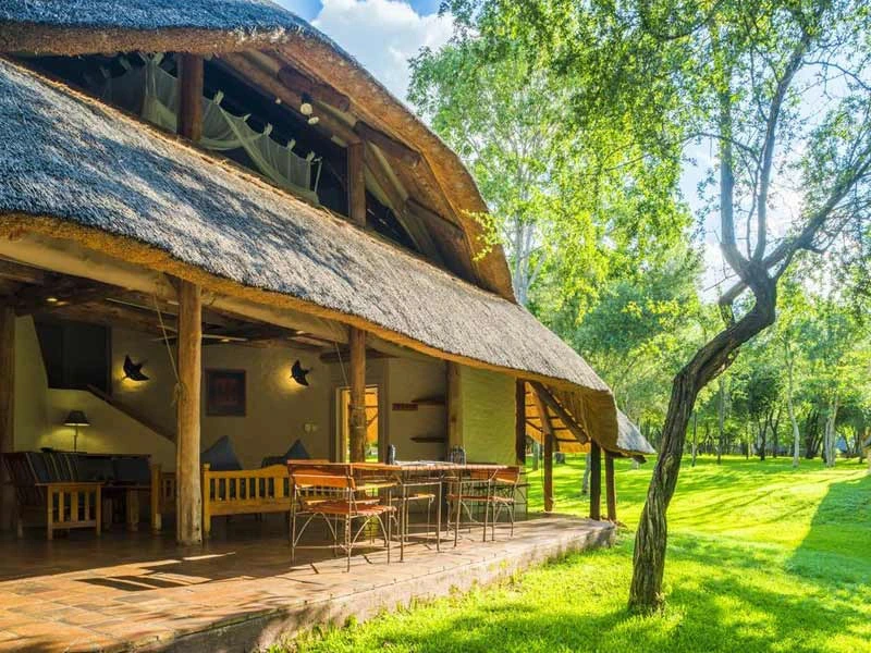 Simbabwe Familienreise Victoria Falls Unterkunft schattige Terrasse