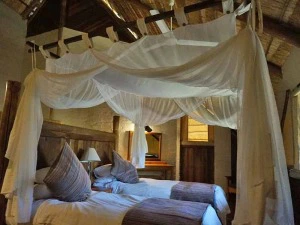 Simbabwe Familienreise Victoria Falls Unterkunft gemütliches Schlafzimmer