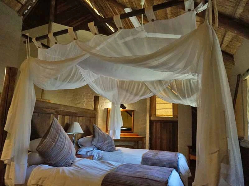 Simbabwe Familienreise Victoria Falls Unterkunft gemütliches Schlafzimmer