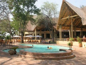 Namibia mit Kindern Kasane Chobe Komfort Unterkunft Pool Bereich