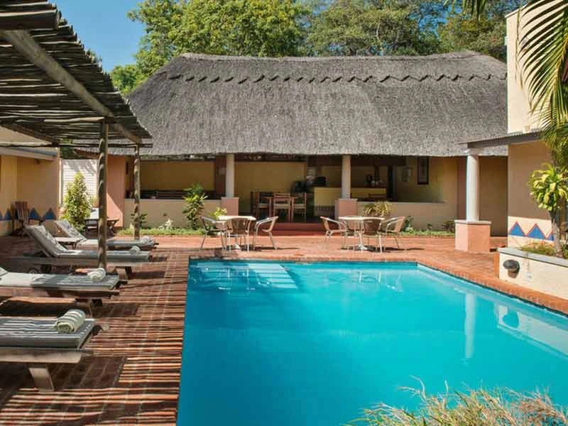 Namibia Botswana Simbabwe Familienreise Victoria Falls Unterkunft Poolbereich