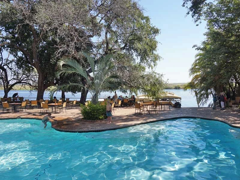 Namibia mit Kindern Kasane Chobe Komfort Unterkunft Poolbereich
