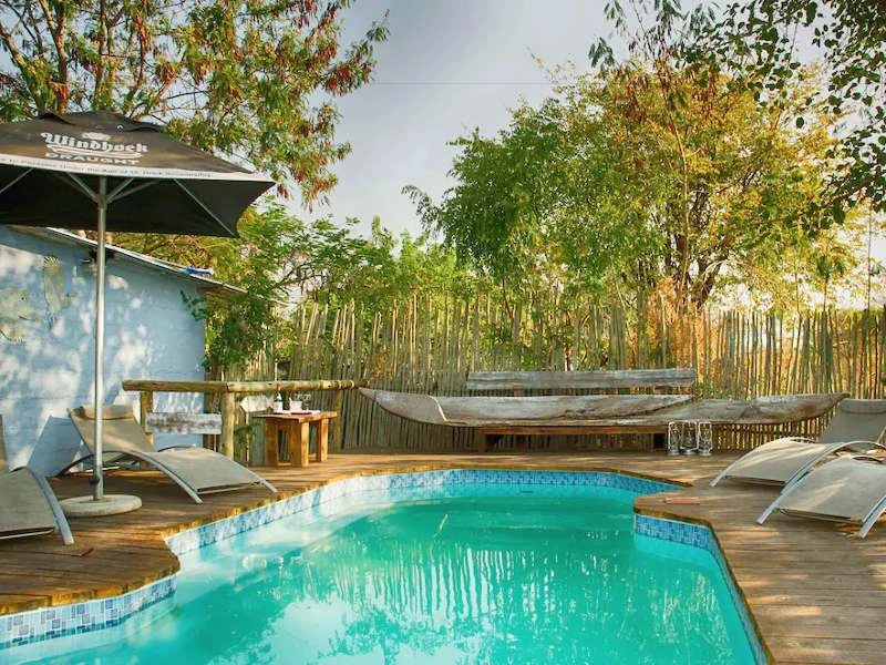 Botswana mit Kindern Kasane Chobe Unterkunft pool Bereich