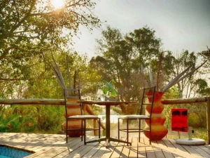 Botswana mit Kindern Kasane Chobe Unterkunft pool Bereich mit Sitzmöglichkeiten