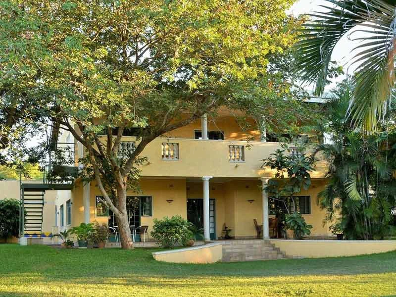 Namibia Botswana Familienreise Victoria Falls Unterkunft außen Ansicht