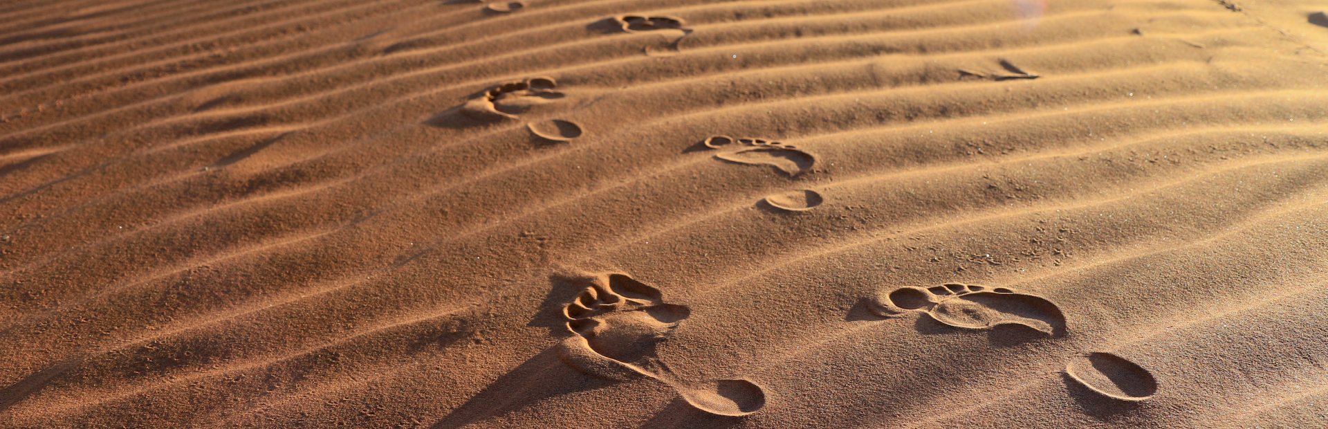 Fußspuren im Sand in den Dünen des Sossusvlei