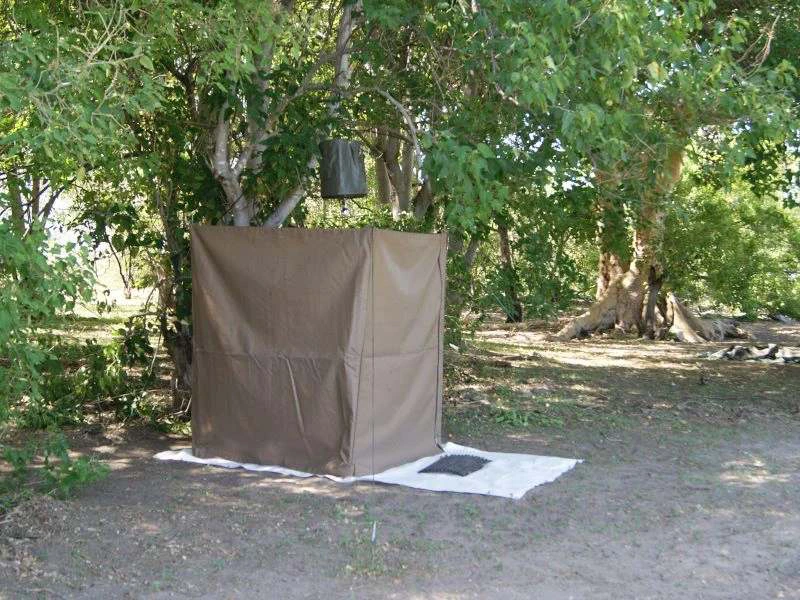 Kleine Zelt-Camping-Toilette im Okavango Delta Botswana