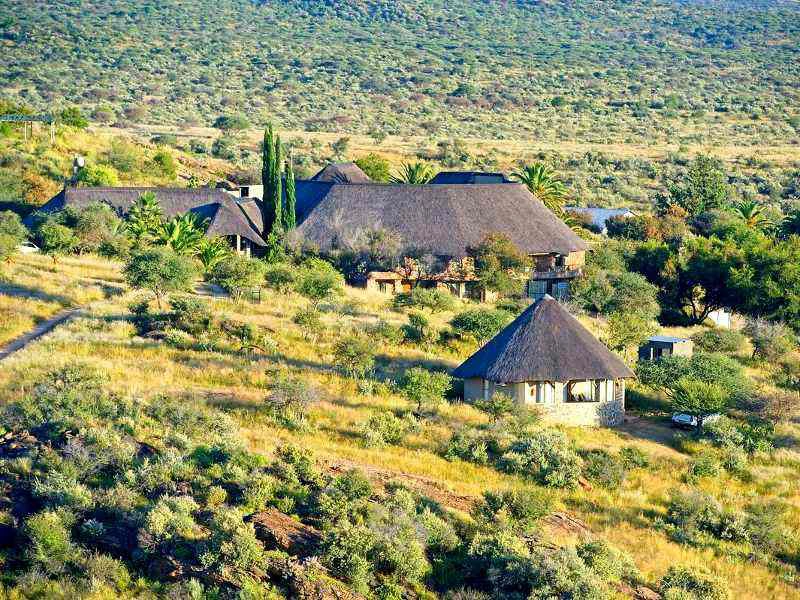 Ihre Lodge in Namibia umschlossen von grüner Landschaft