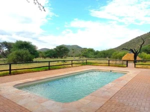 Namibia Weitläufiger Poolbereich mitten in der Natur