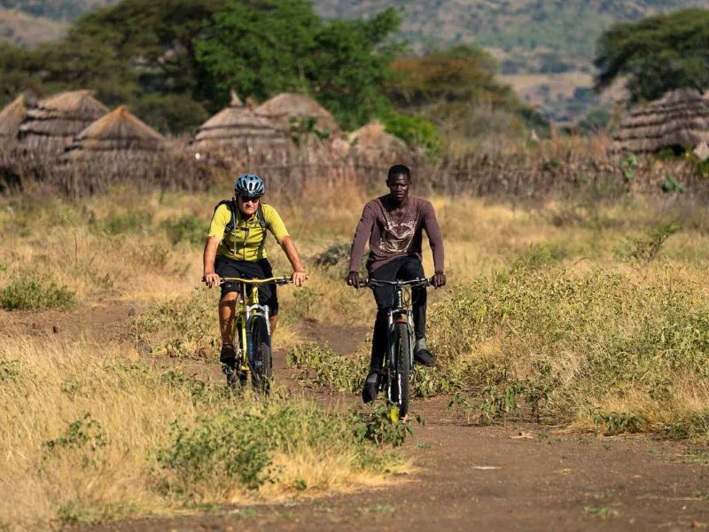 Mountainbike Kibale Reisender gemeinsam mit Local Guide in Fahrradkleidung Uganda