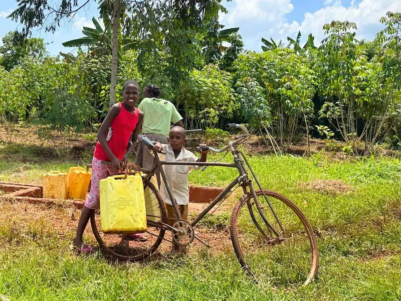 Uganda Entebbe Fahrrad Food Tour einheimische Kinder klettern auf einem Fahrrad herum
