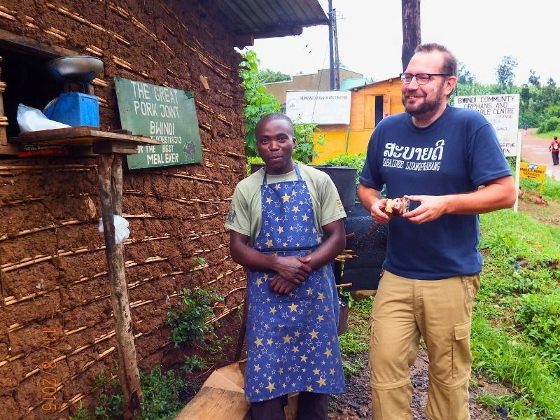 Uganda Entebbe Fahrrad Food Tour Reisender neben Local