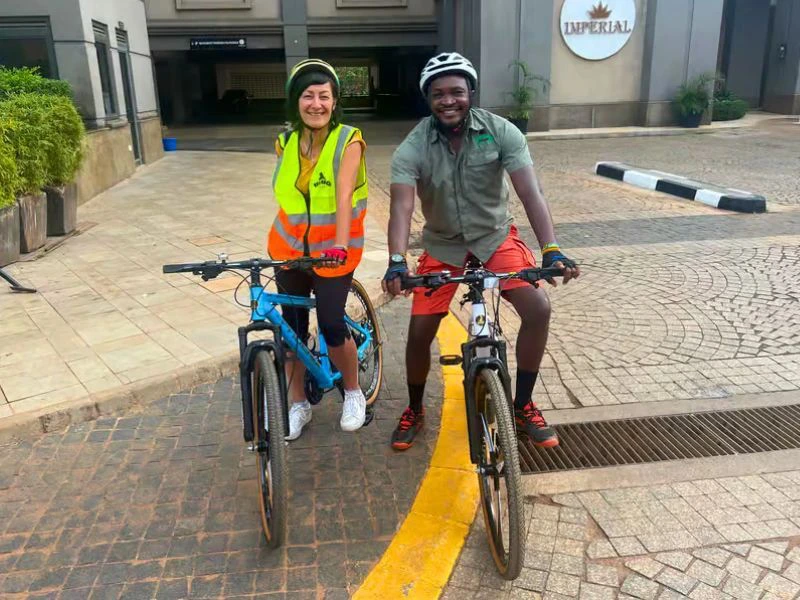 Uganda Entebbe Fahrrad Food Tour Tour Guide und Reisende auf dem Fahrrad