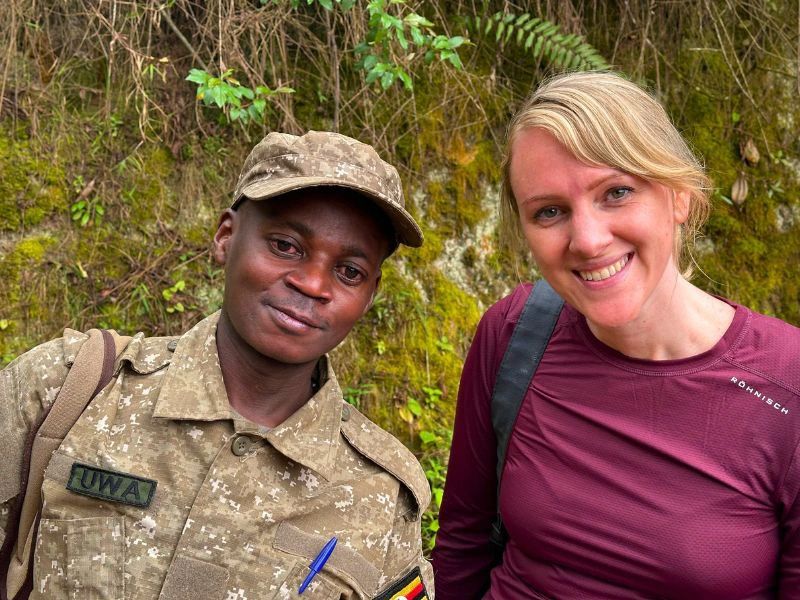 Begegnung mit Schimpansen in Uganda Kibale Reisede mit Local Guide