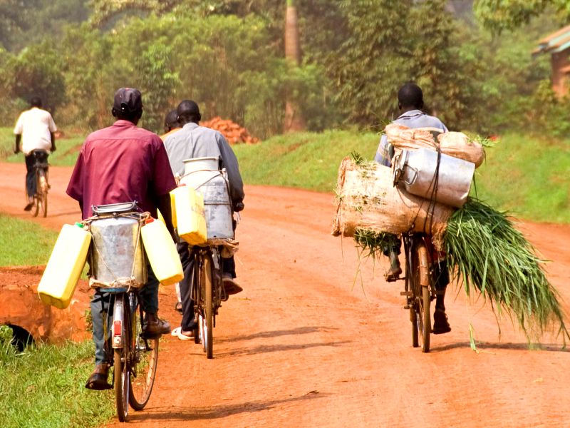 Uganda Moroto Locals auf dem Fahrrad