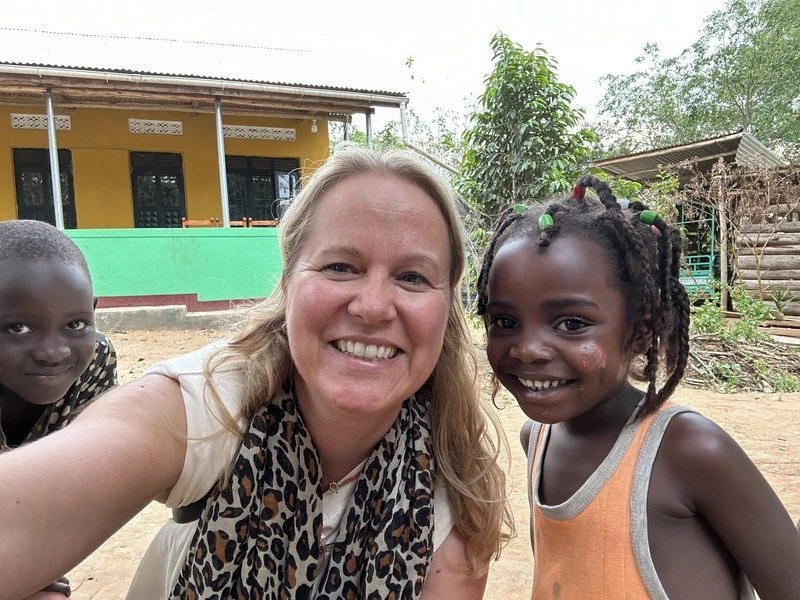 Uganda Selfie von Reisender mit einheimischen Kind