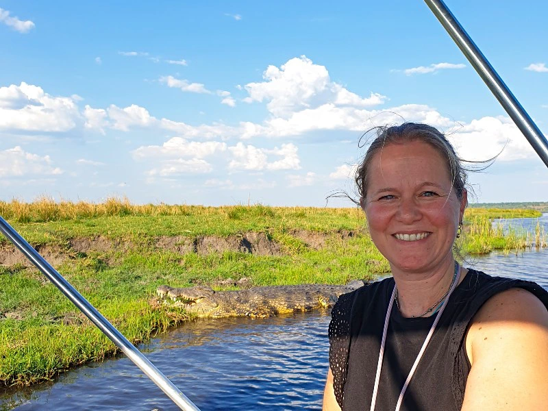 Uganda reisende auf einem Boot mit Fluss im Hintergrund