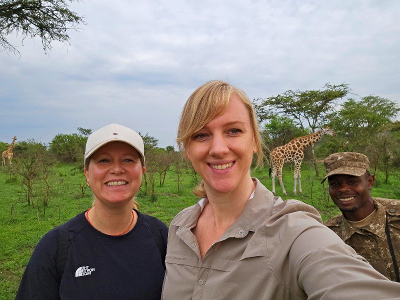 Uganda Walking Safari Selfie mit Giraffe