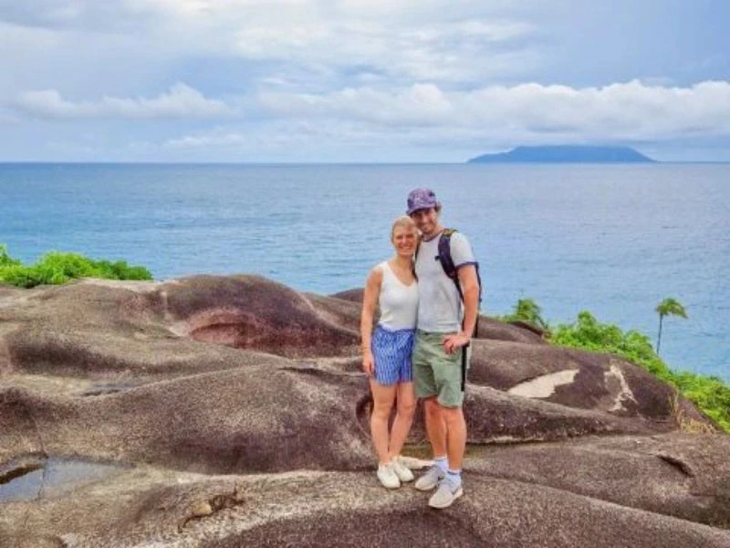 Seychellen Mahe Pärchen vor Aussicht