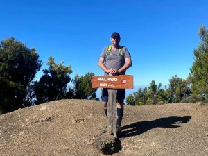 Kanarische Inseln El hierro Wanderer steht an einem Schild