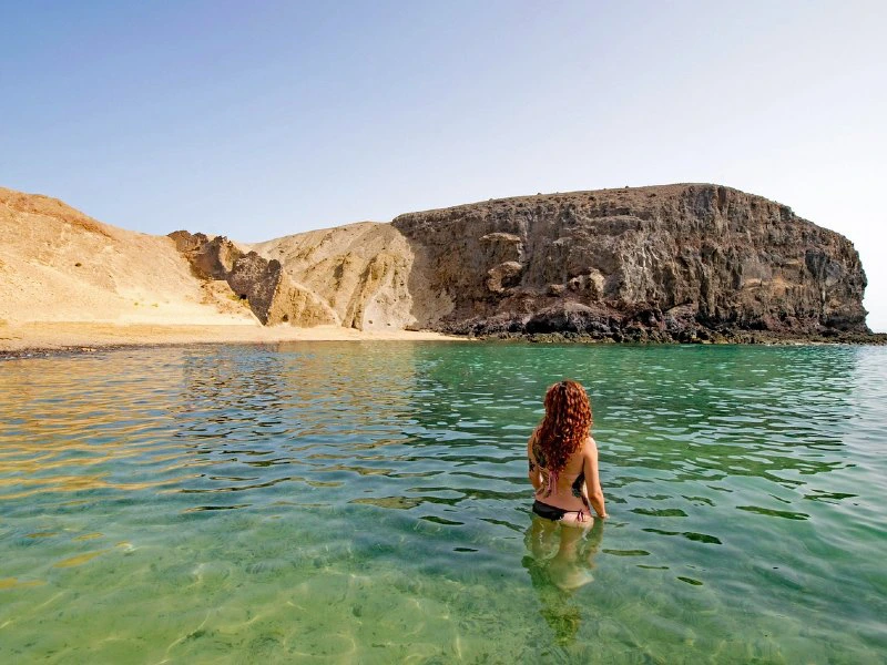 Frau am Strand Papagayo, Lanzarote
