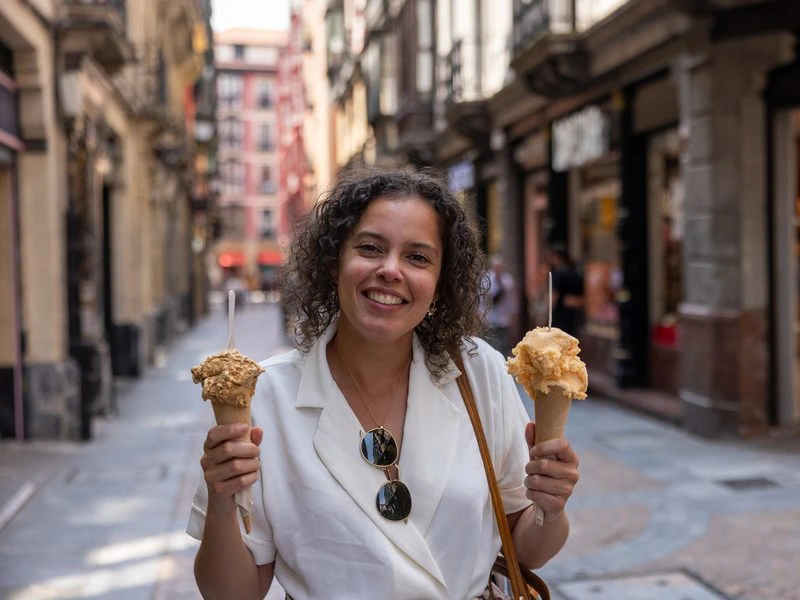 Kanarische Inseln Lanzarote Reisende in den Straßen von Teguise mit einem Eis