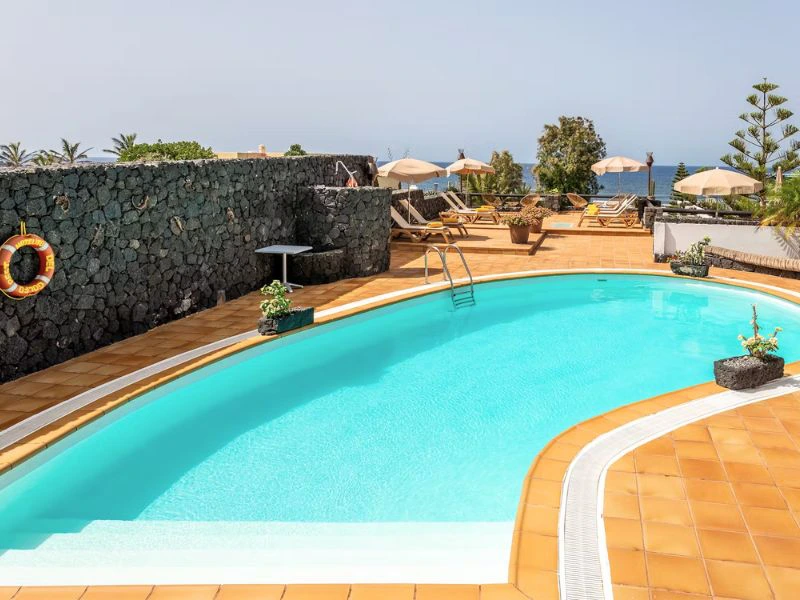 Kanaren Lanzarote Yaiza Komfort Unterkunft Poolbereich