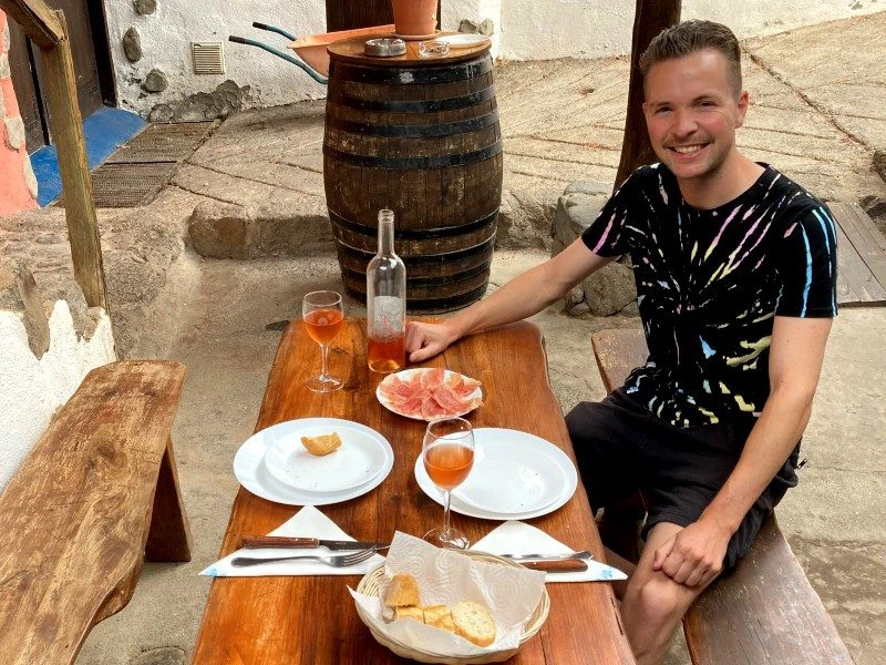 Kanaren Timanfaya NP Reisender beim Mittagessen