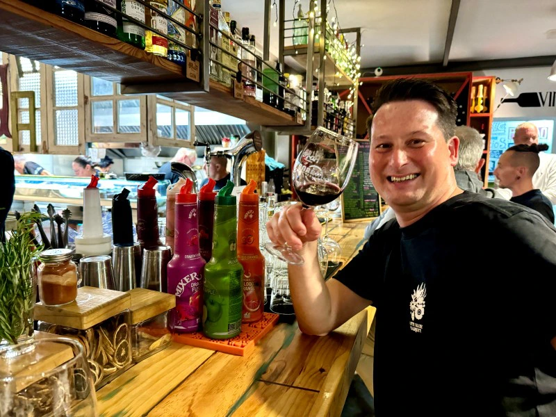 Tourist in Fuerteventura mit Weinglas