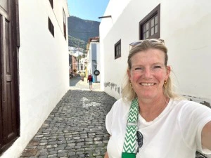 La gomera reisende in den Straßen von Valle Gran Rey
