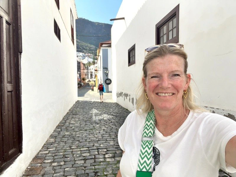 La gomera reisende in den Straßen von Valle Gran Rey