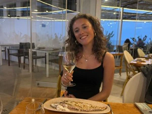 Kanaren Lanzarote reisende mit einem Glas Wein beim Abendessen