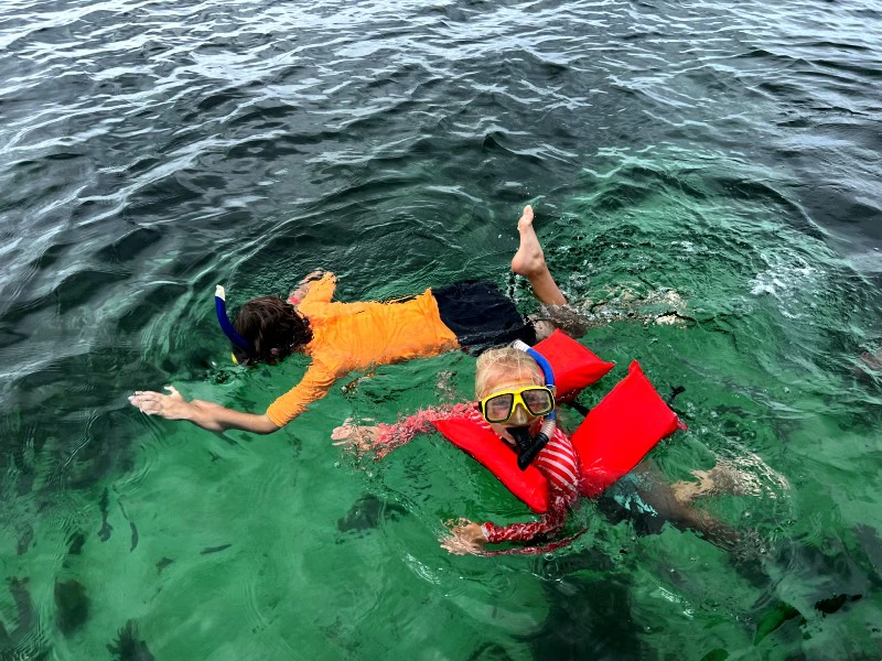 Kanaren schwimmen im Meer mit Kindern