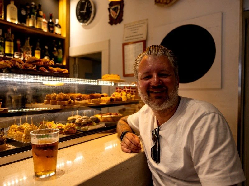 Spanien Kanarische Inseln Reisender in einer Bäckerei