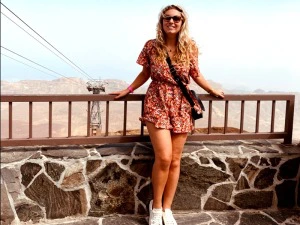 Frau vor Aussichtspunkt in Teneriffa