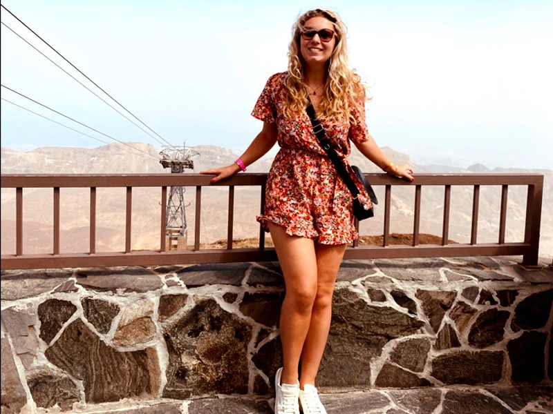 Frau vor Aussichtspunkt in Teneriffa