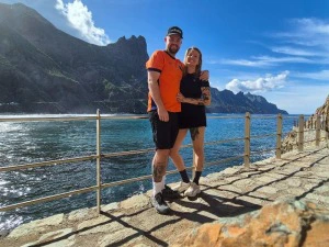 Kanaren Teneriffa Anaga Nationalpark Reisende vor Fluss